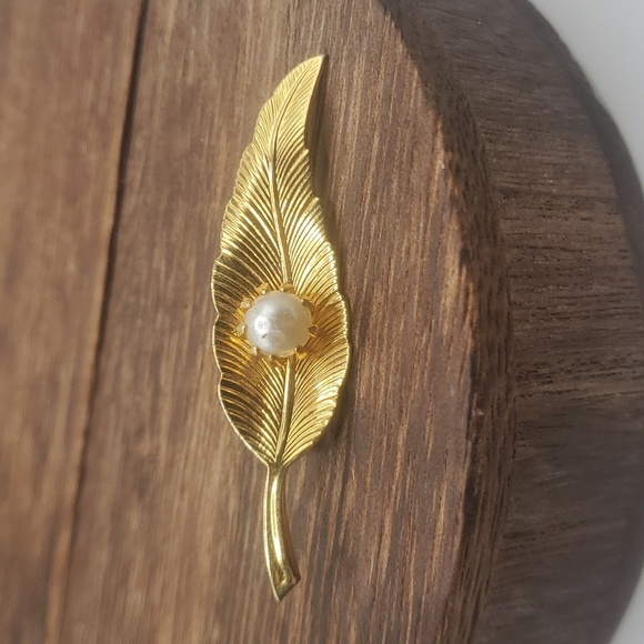 B648 riverfall feather pearl clawfoot brooch - Picture 1 of 3